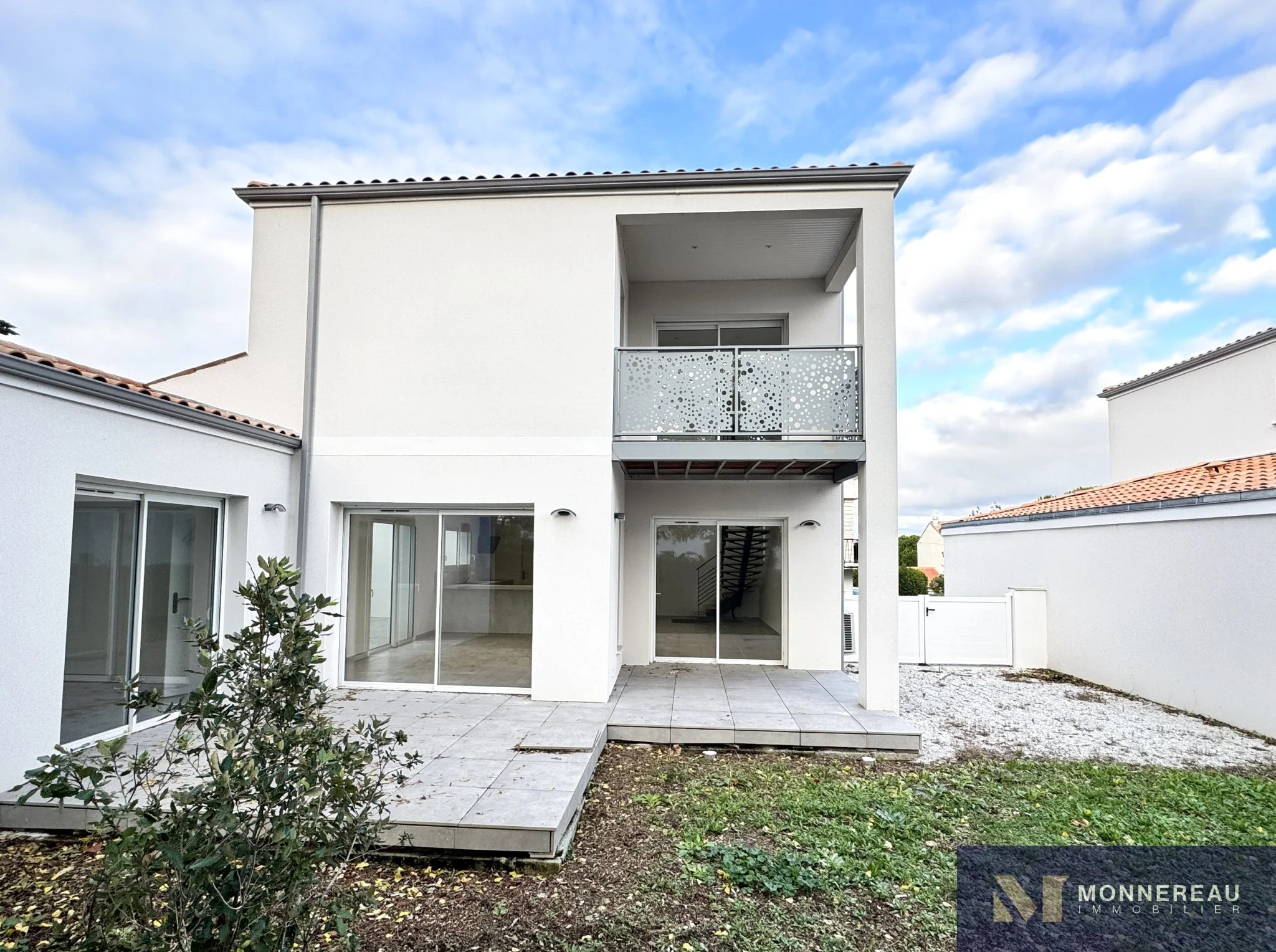 Exterior photo 8