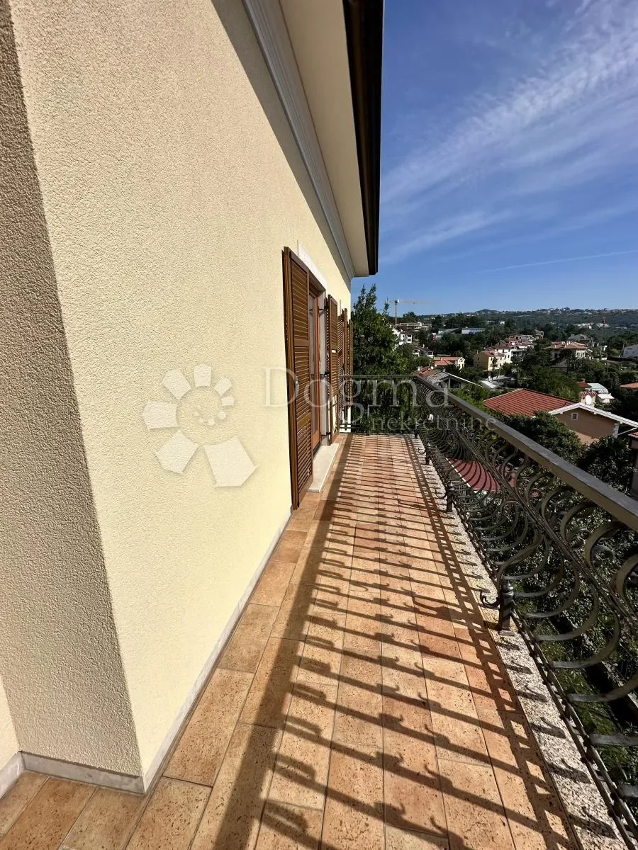 Exterior photo 6