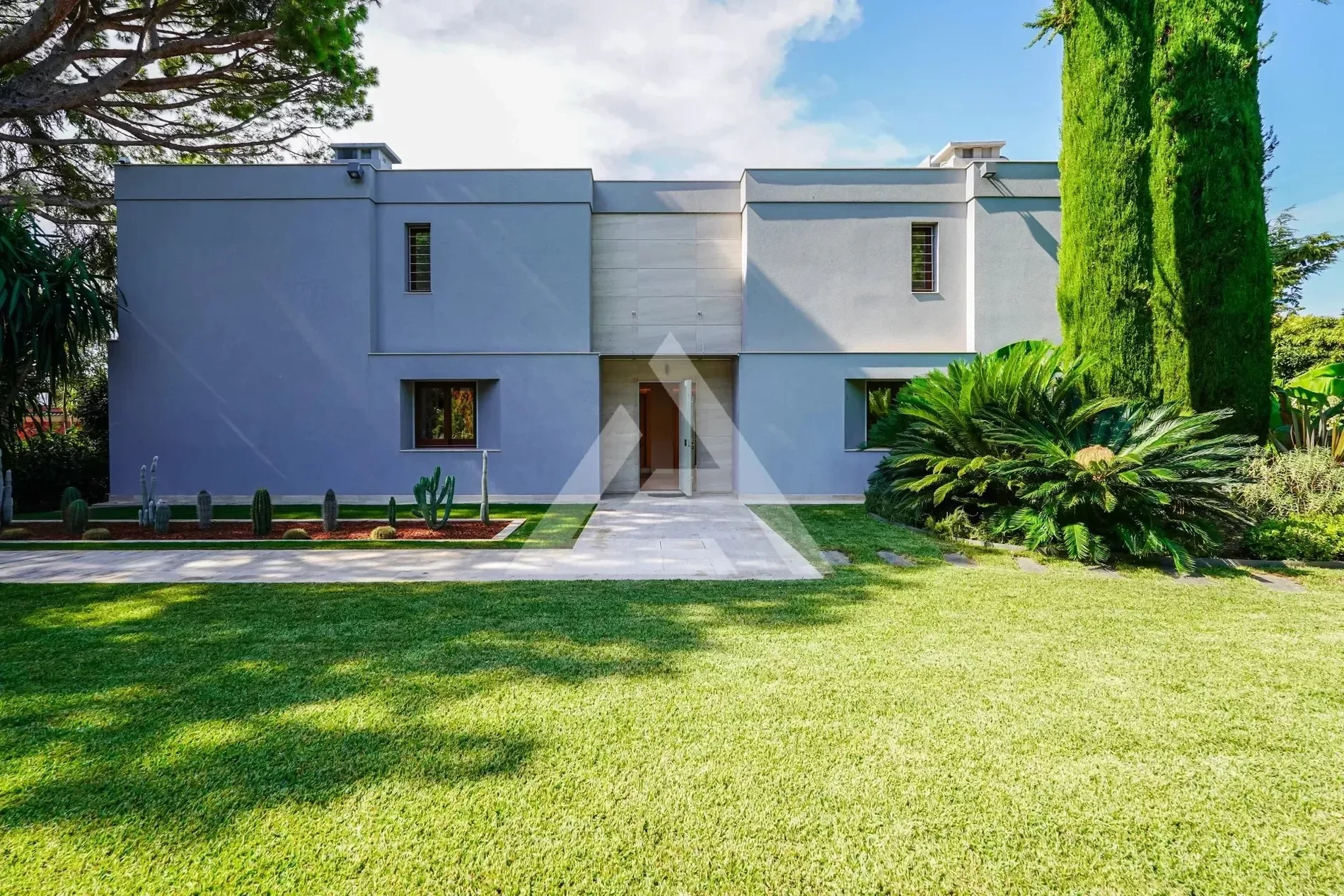 Exterior photo 3