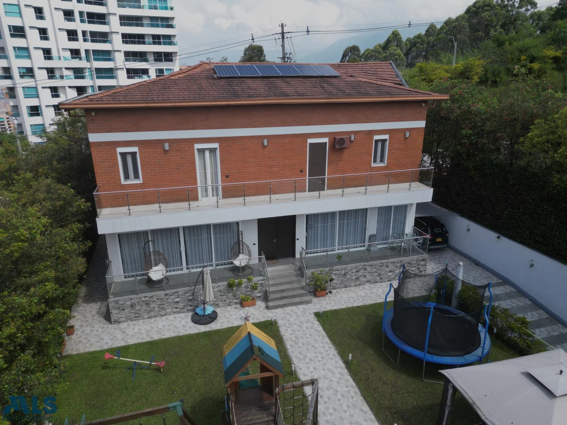 Exterior photo 3