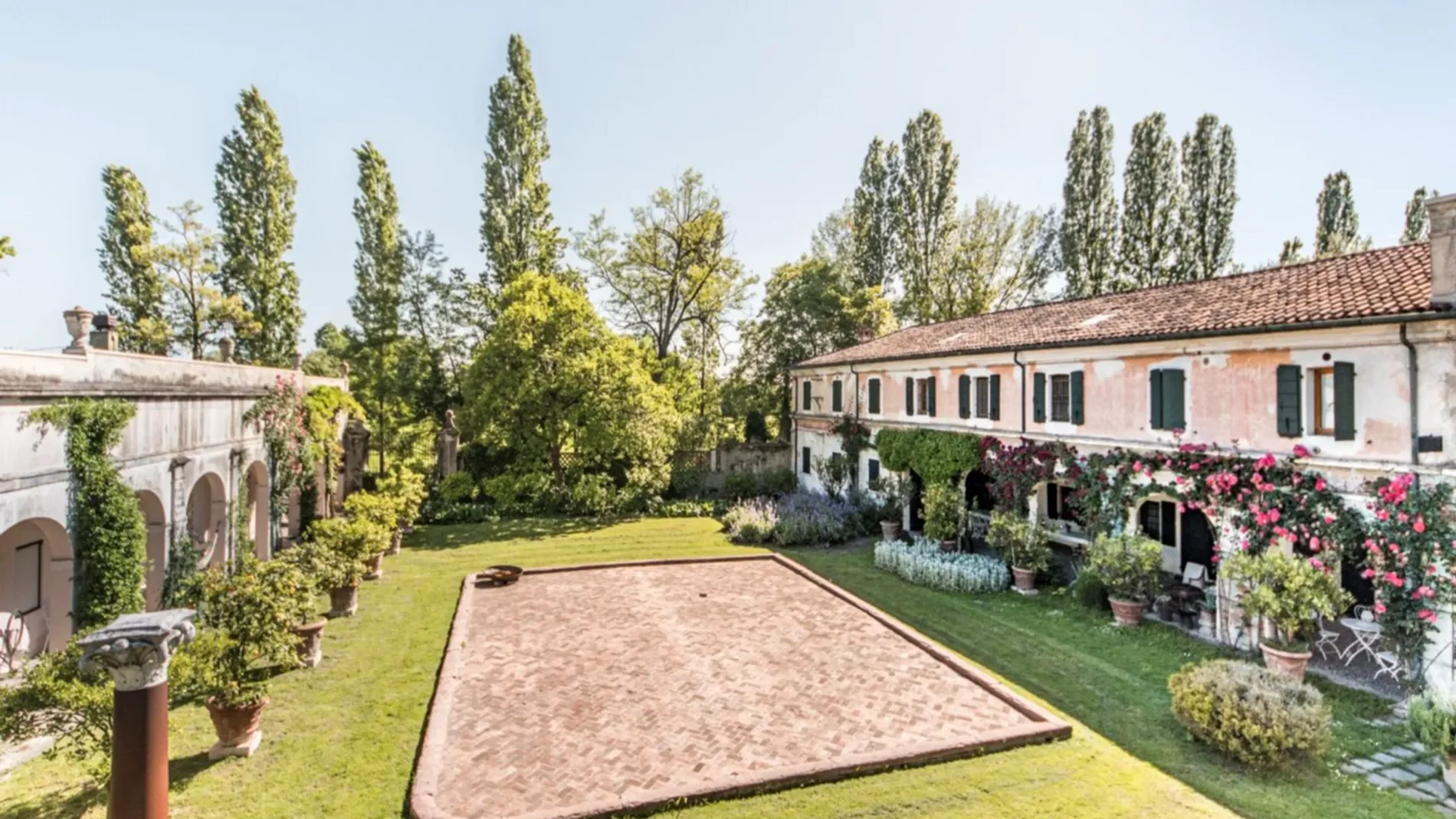 Exterior photo 1