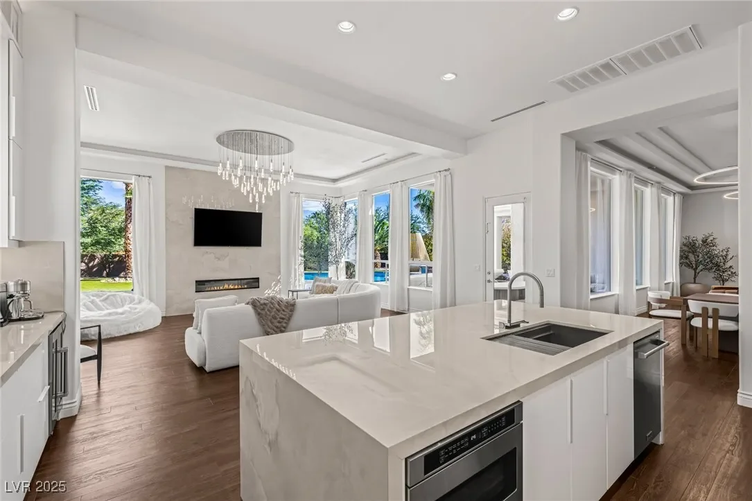 7304 Buttons Ridge Drive, Las Vegas, Nevada, United States. - Photo 2