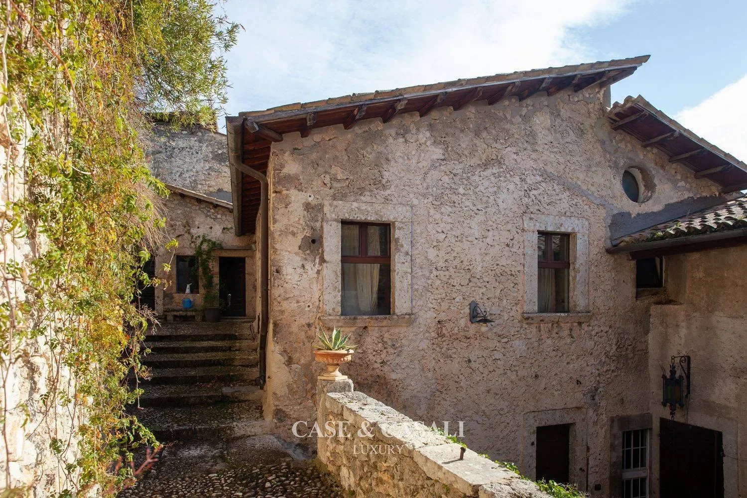 Exterior photo 2