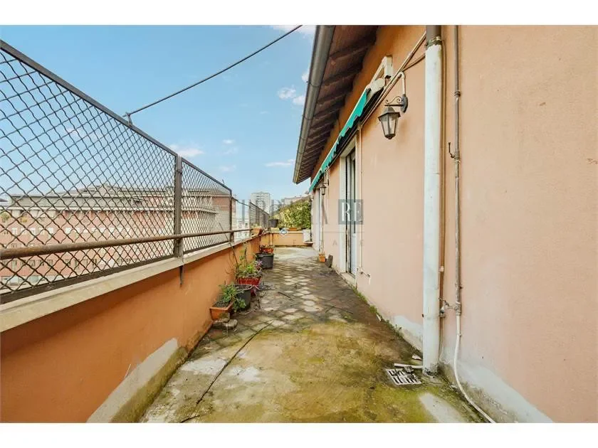 Exterior photo 6