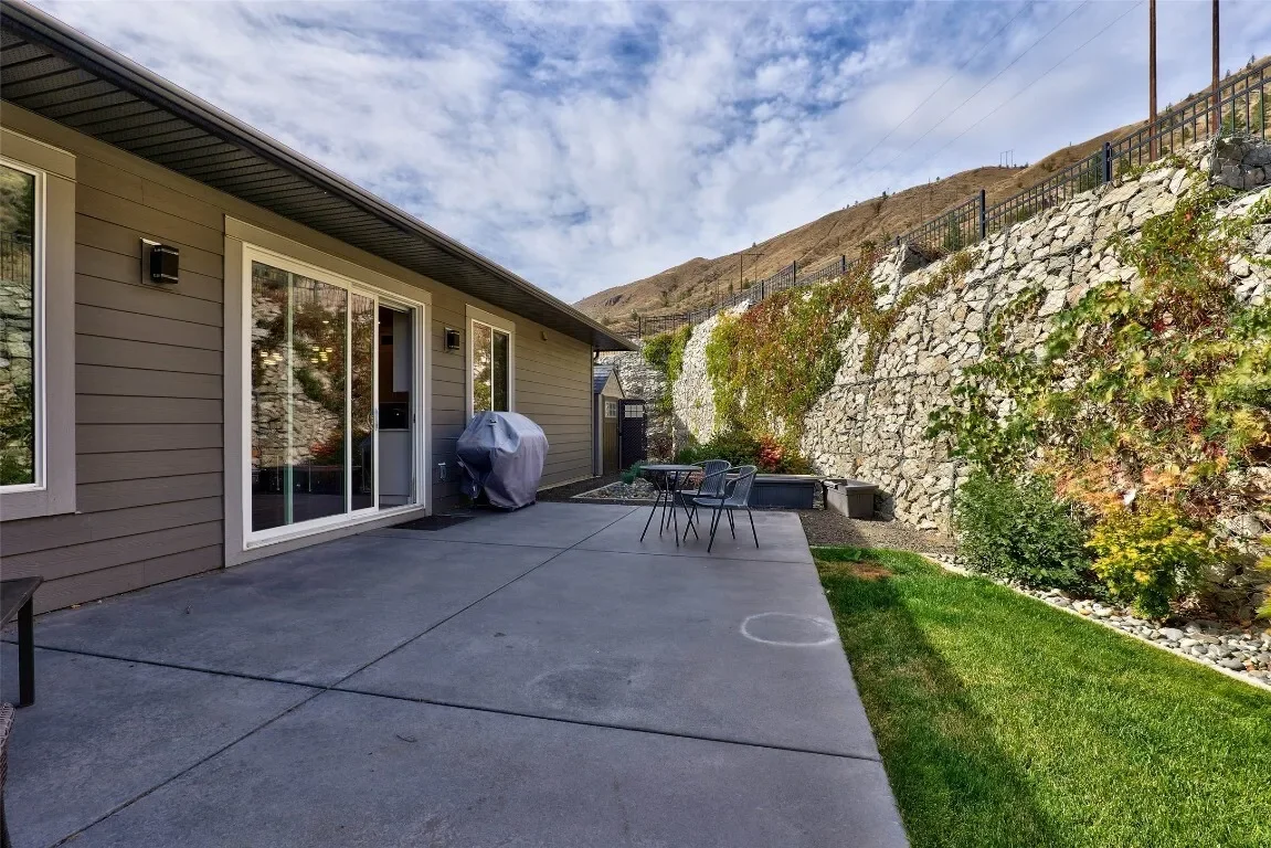 Exterior photo 3