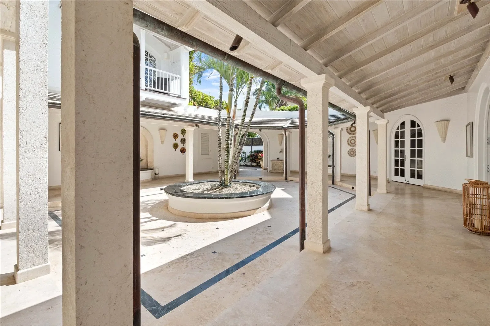 Exterior photo 3