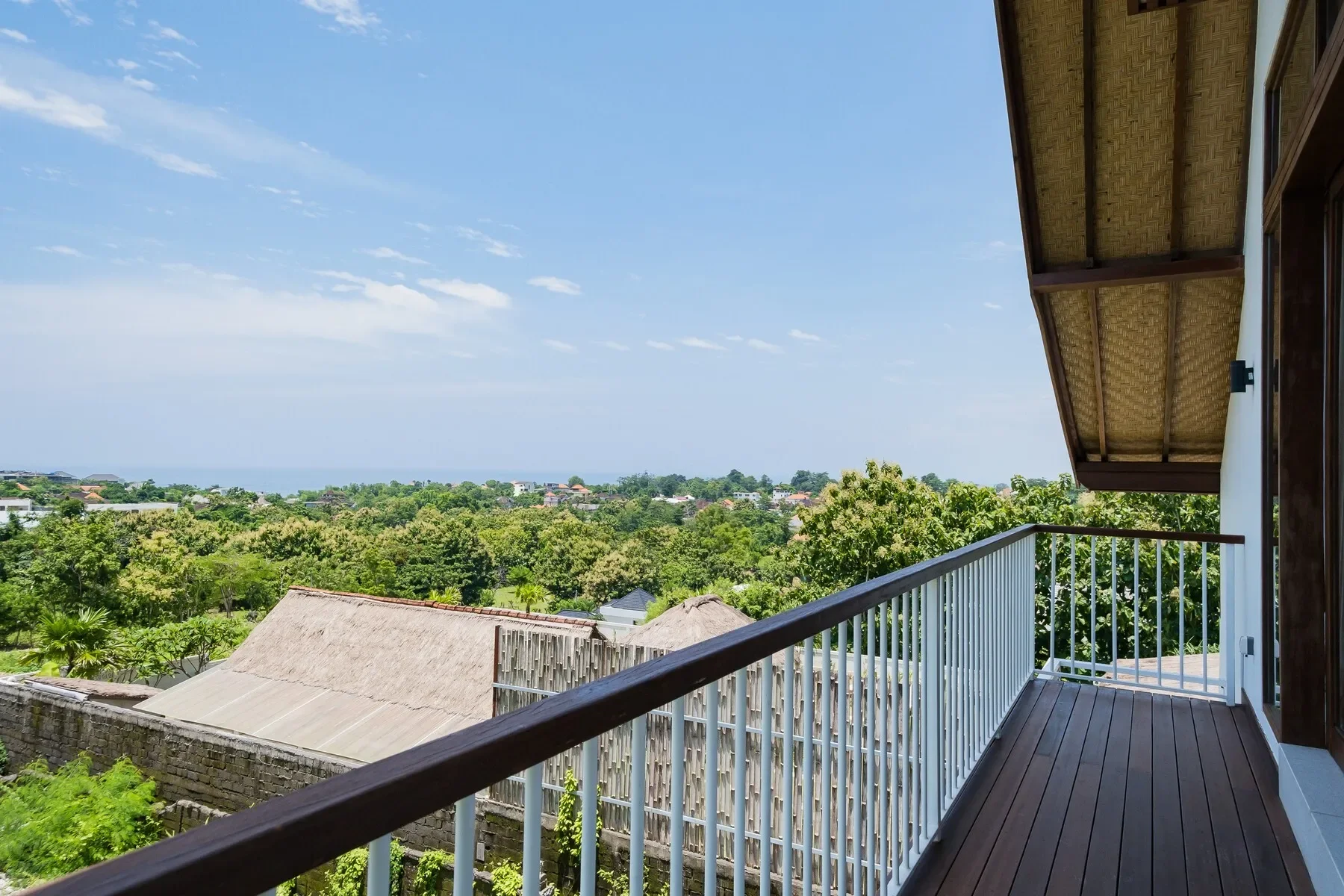 Exterior photo 8