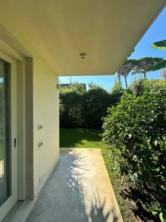 Exterior photo 4