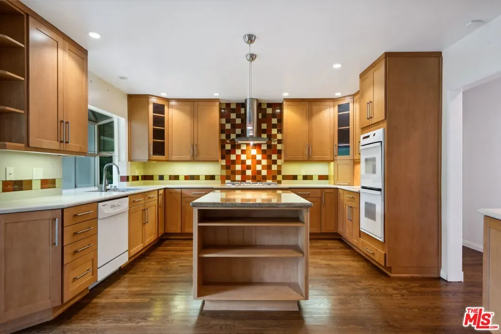 15901 High Knoll Road, Los Angeles, California, United States. - Photo 9