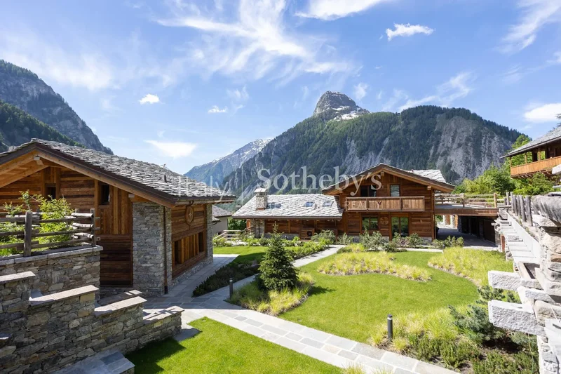 Piazzale della Funivia, Courmayeur, AO 11013, Courmayeur, Aosta, Italy. - Photo 20