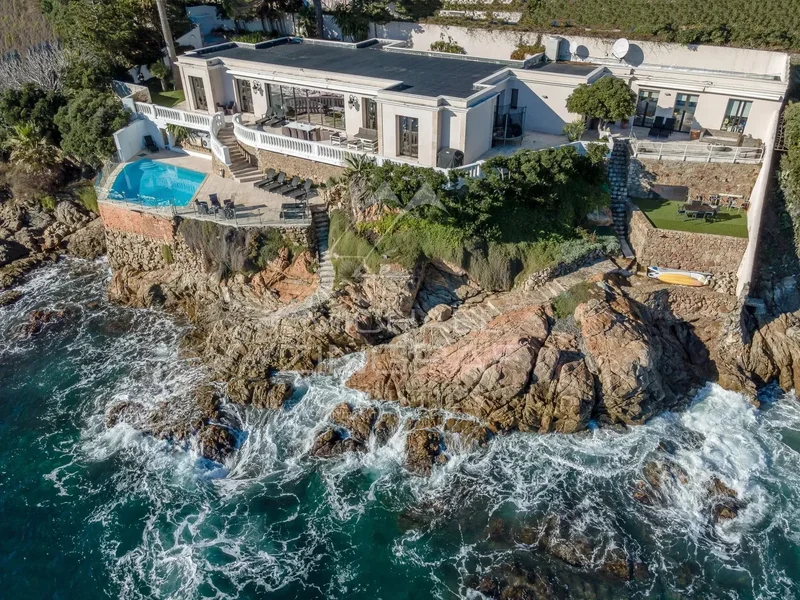 Cannes - Genuine waterfront property