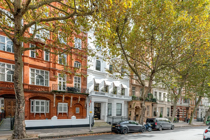 Queen'S Gate, London, England, United Kingdom. - Photo 9