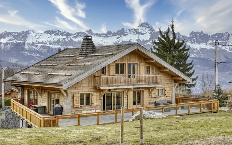 Family chalet with panoramic views of the surrounding mountains