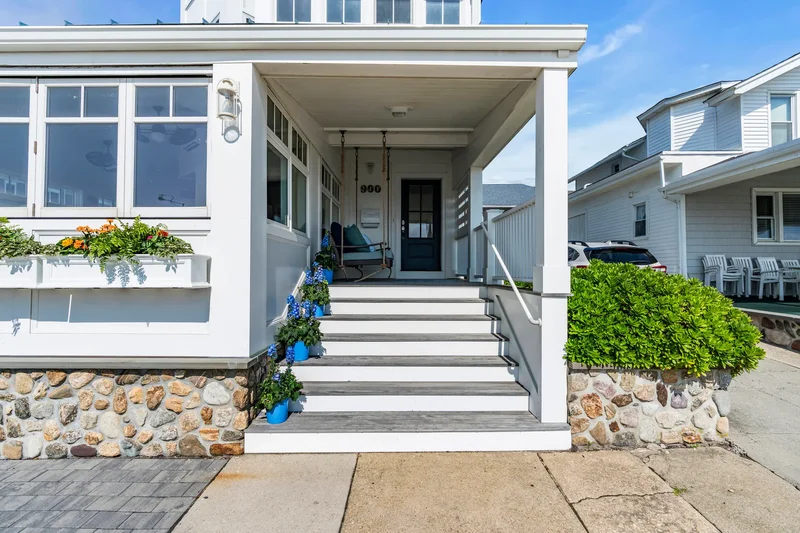 Oceanfront Charm, Modern Design