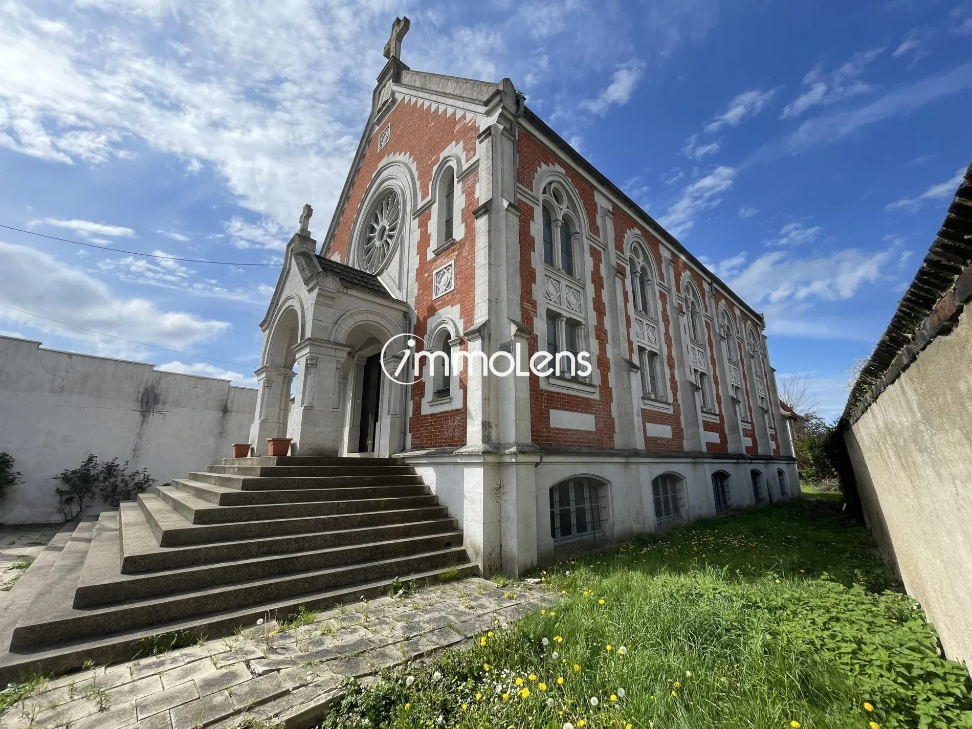 Exterior photo 2
