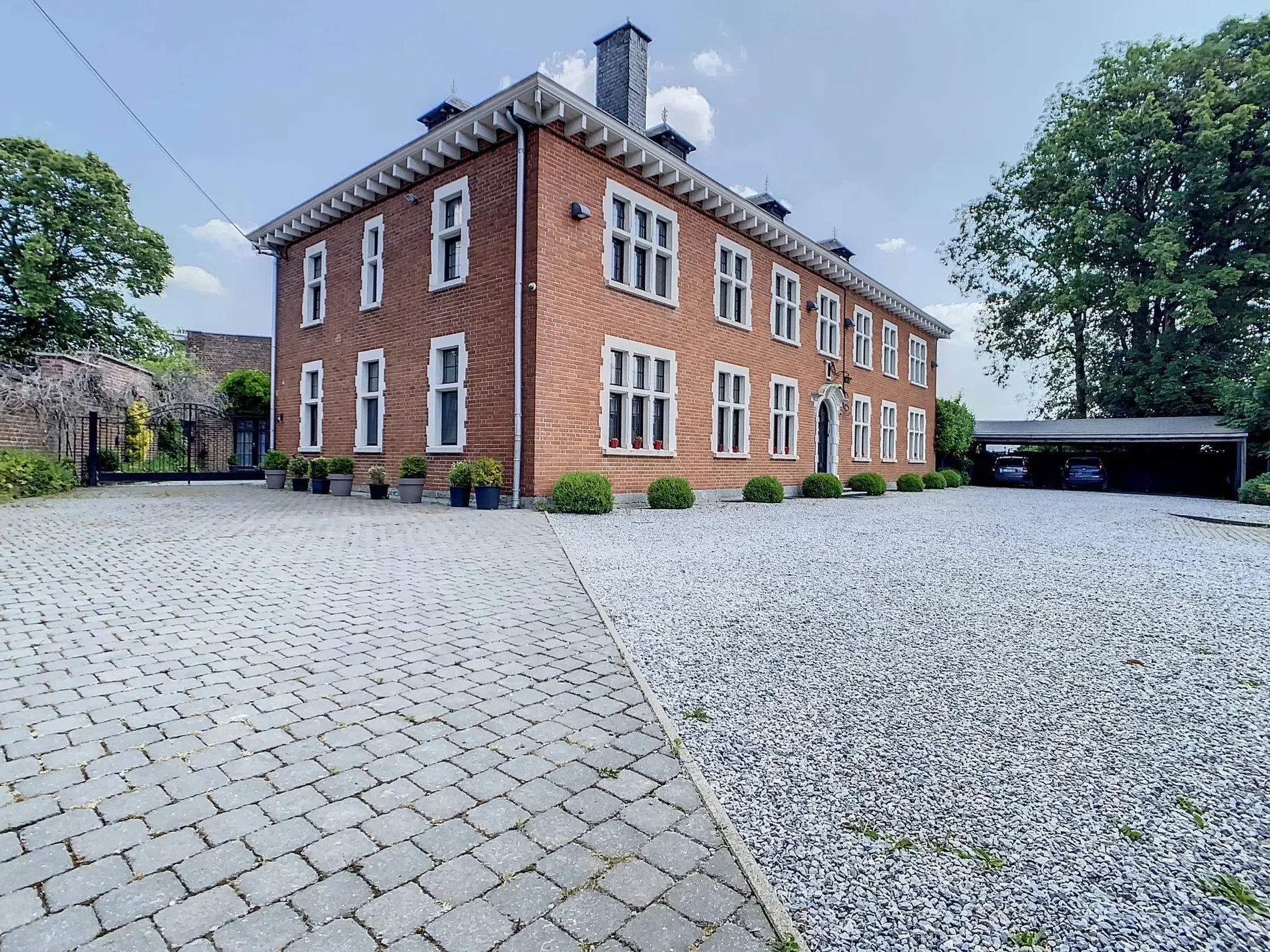 Exterior photo 2