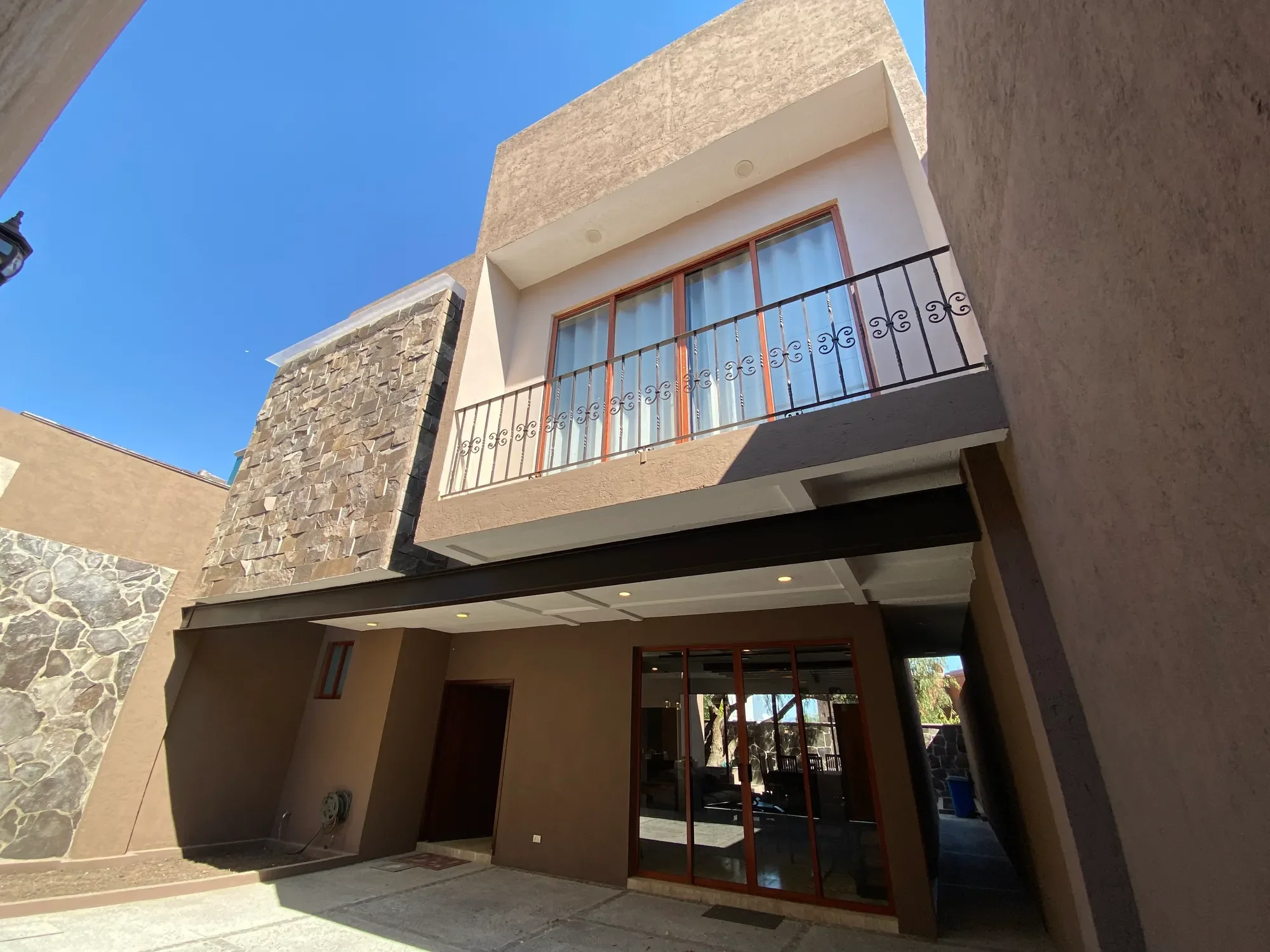 Exterior photo 4
