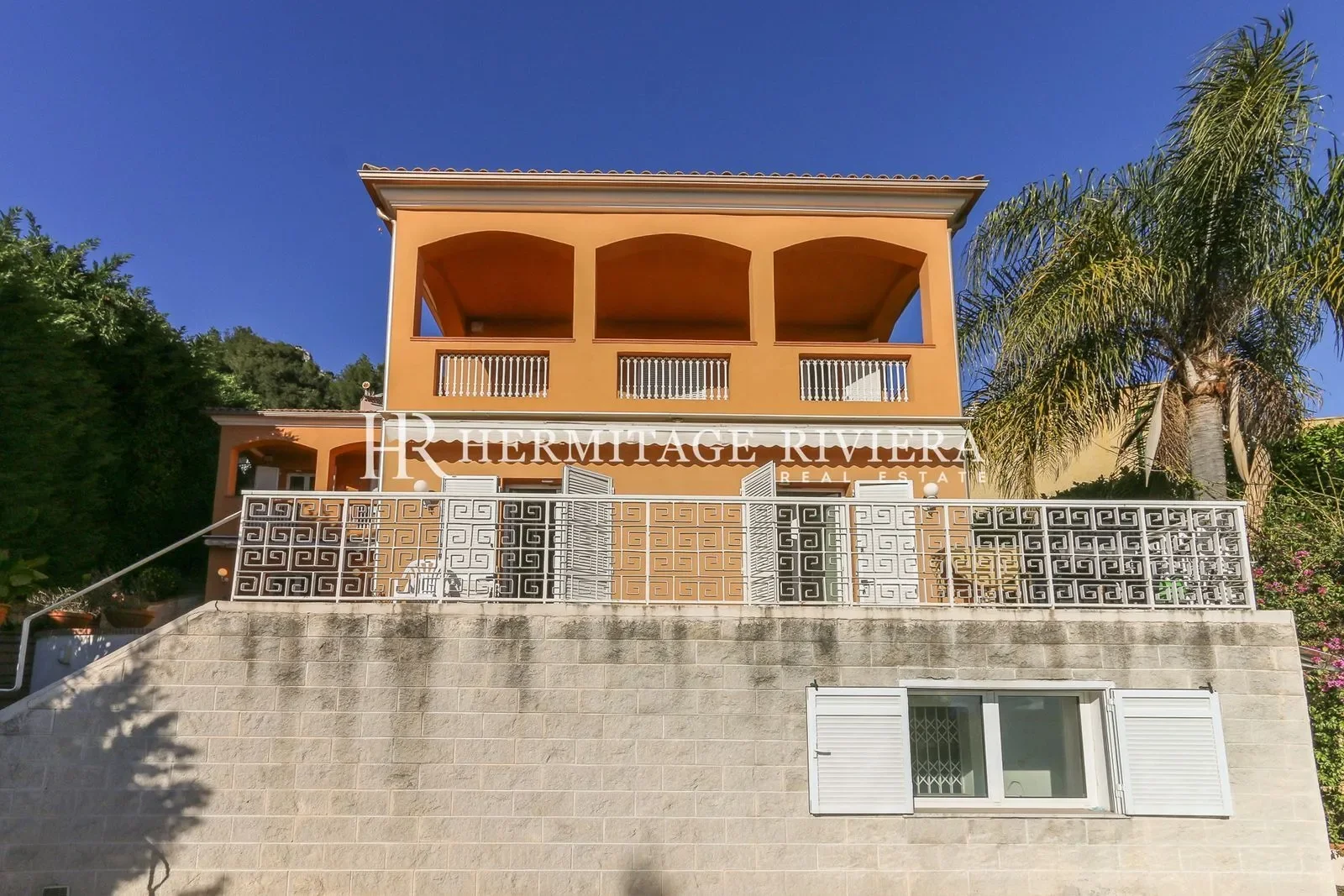 Exterior photo 2