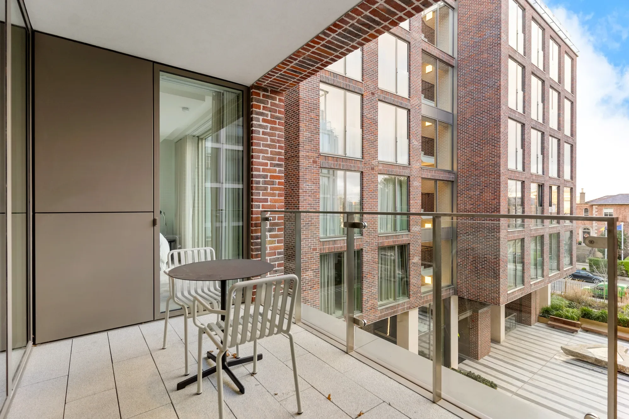 Exterior photo 2