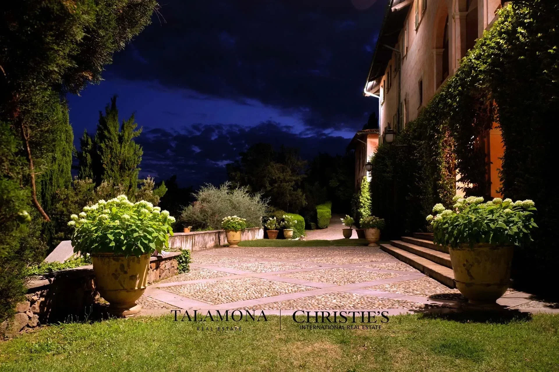 Exterior photo 9
