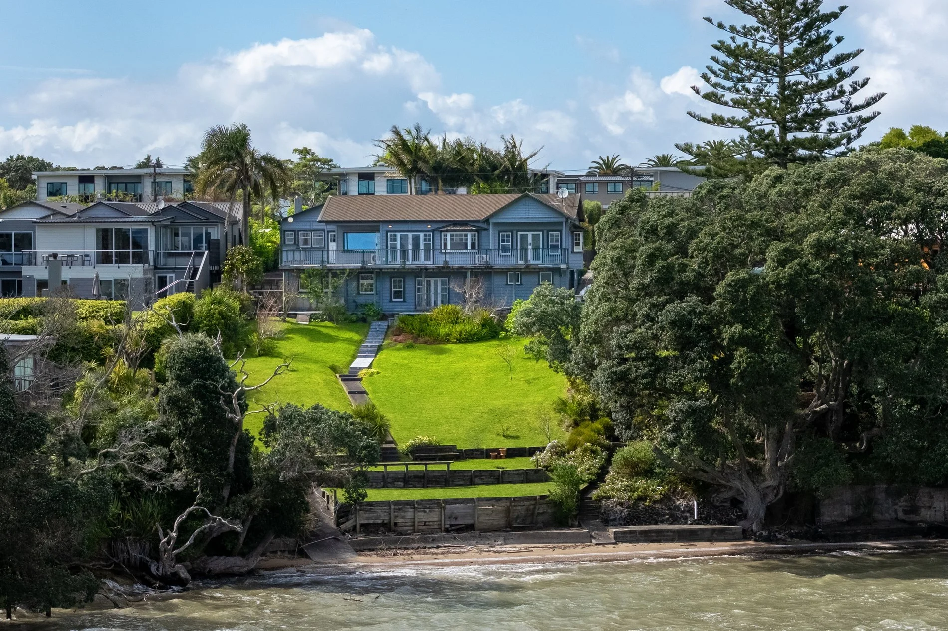 Exterior photo 5