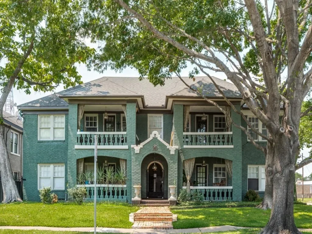 Exterior photo 2
