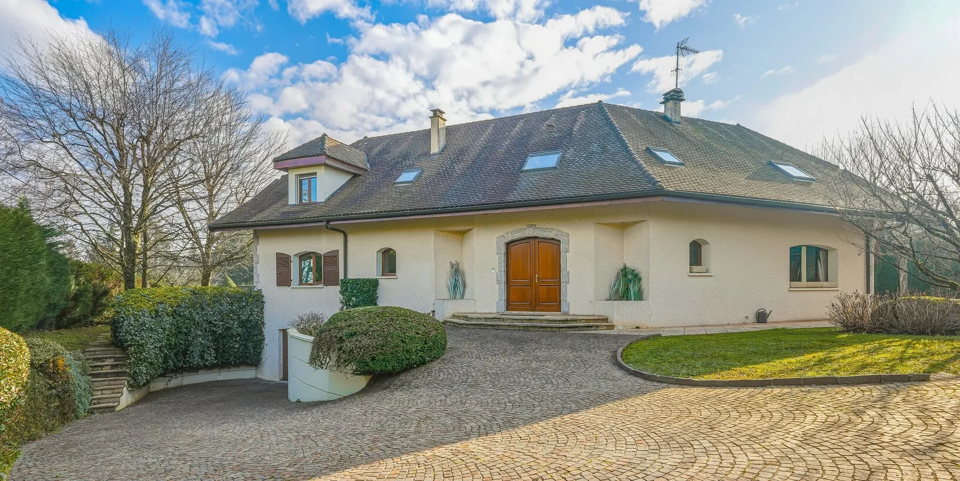 Exterior photo 2