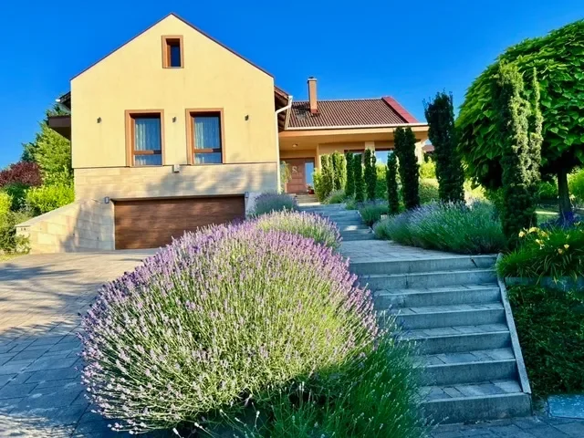 Exterior photo 2