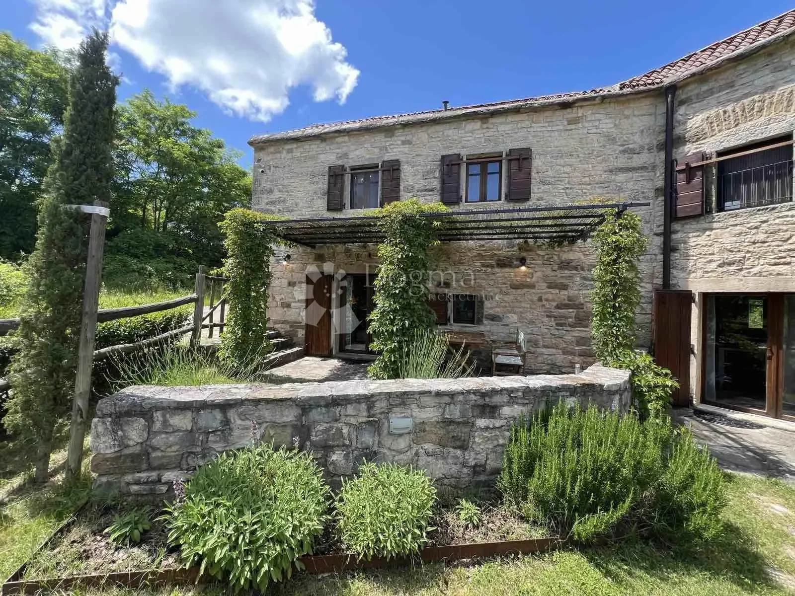 Exterior photo 11