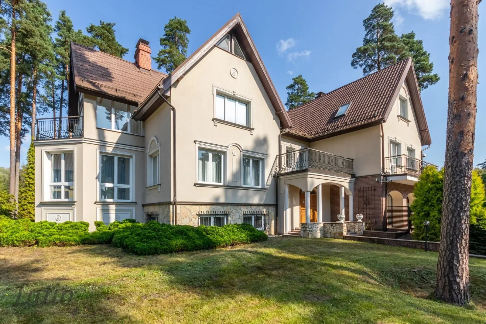 Exterior photo 4