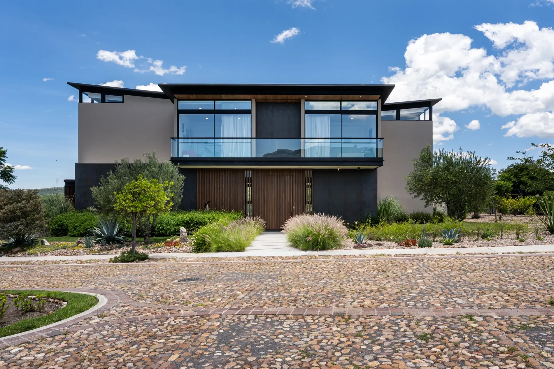 Exterior photo 4