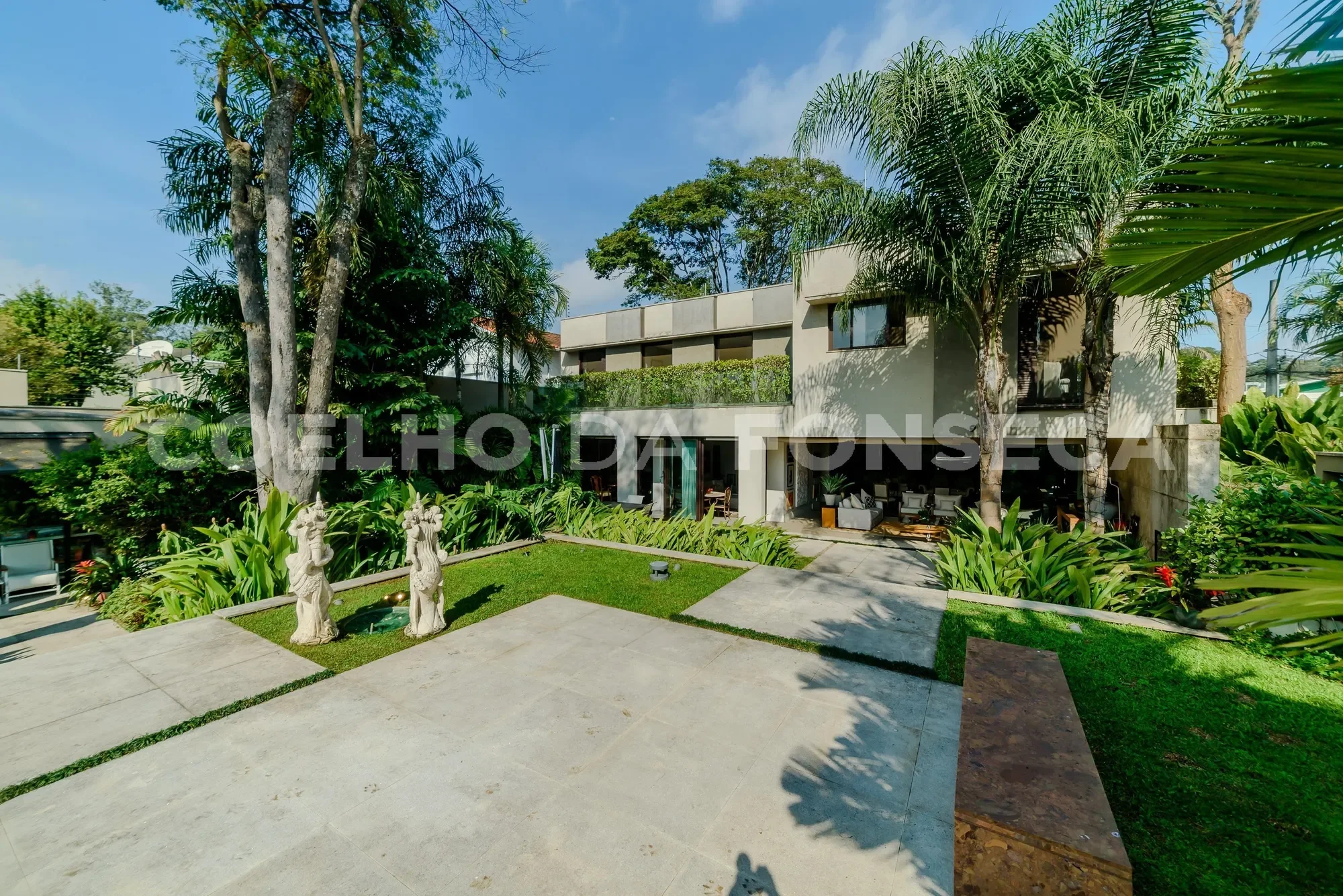 Exterior photo 5