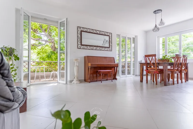 HEART OF SAINT BARNABÉ VILLAGE, 200M2 VILLA WITH GARDEN
