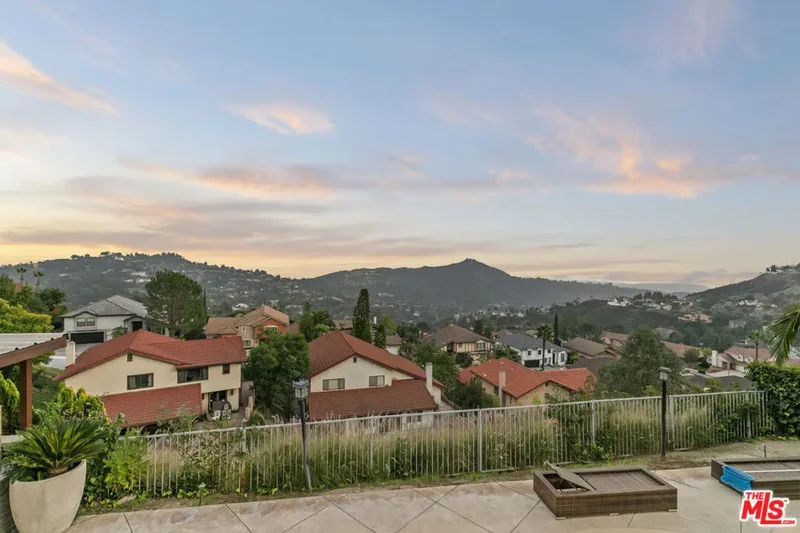 2427 Flintridge Drive, Glendale, California, United States. - Photo 62