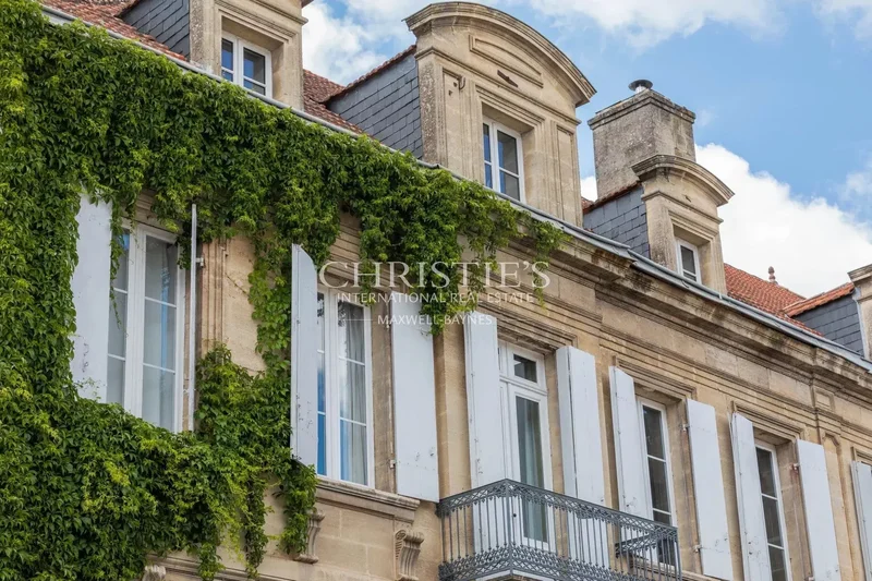 Maison de Maître – Timeless Elegance in the Heart of Castillon-la-Bataille
