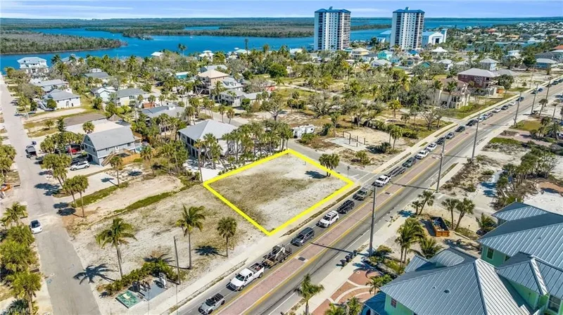 111 Coconut DR, Fort Myers Beach, Florida, United States. - Photo 13