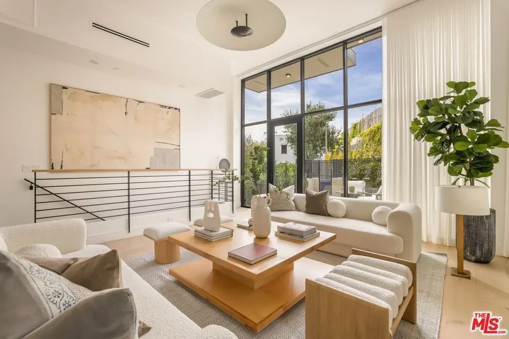 922 N West Knoll Drive, Los Angeles, California, United States. - Photo 32