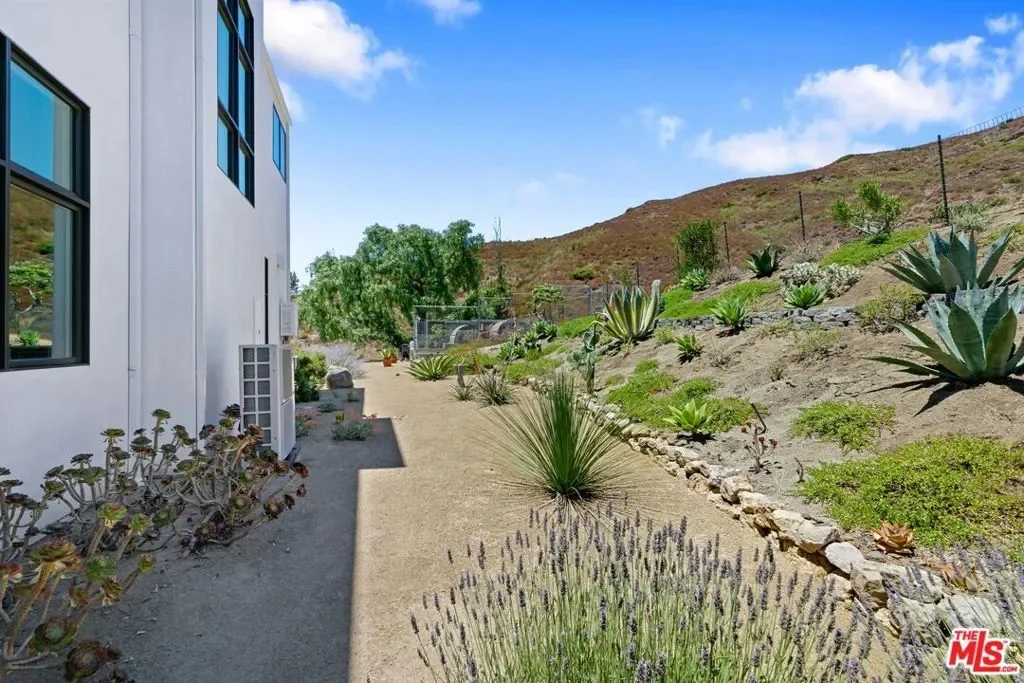 34067 Mulholland Highway, Malibu, California, United States. - Photo 5