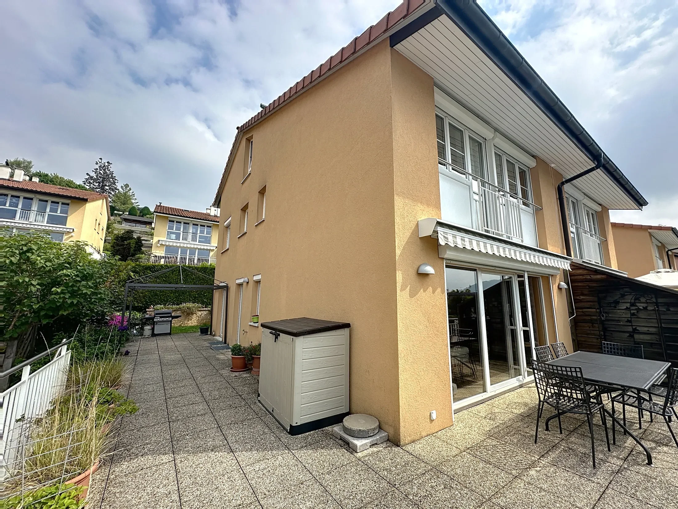 Exterior photo 3