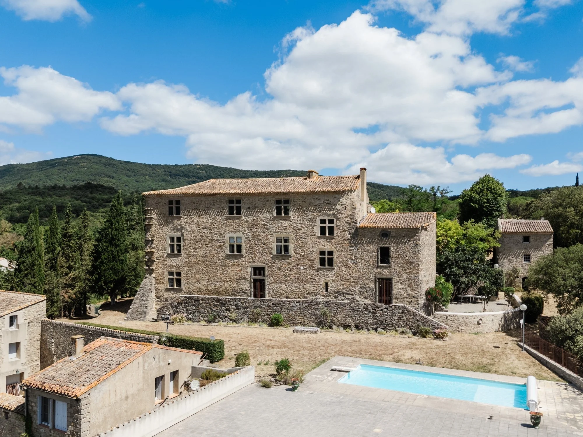 Exterior photo 5
