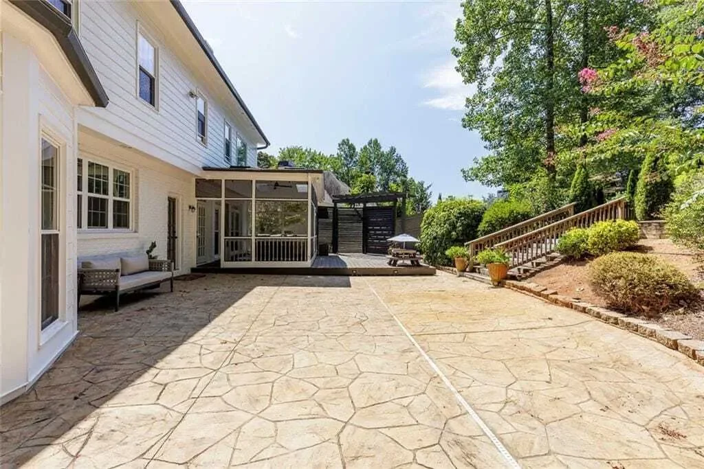 Exterior photo 8