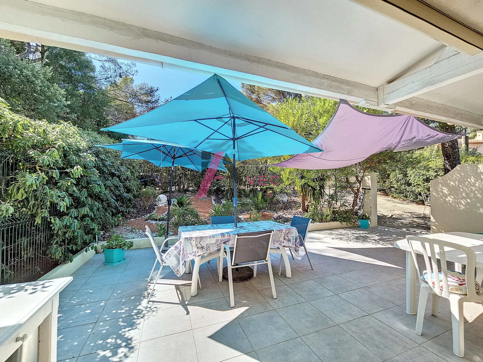 Exterior photo 4
