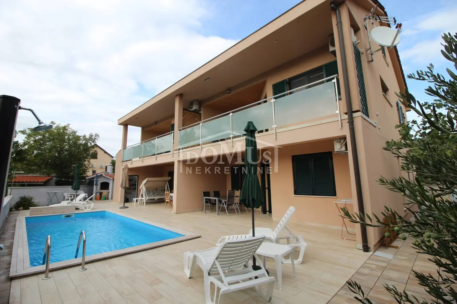 Exterior photo 8