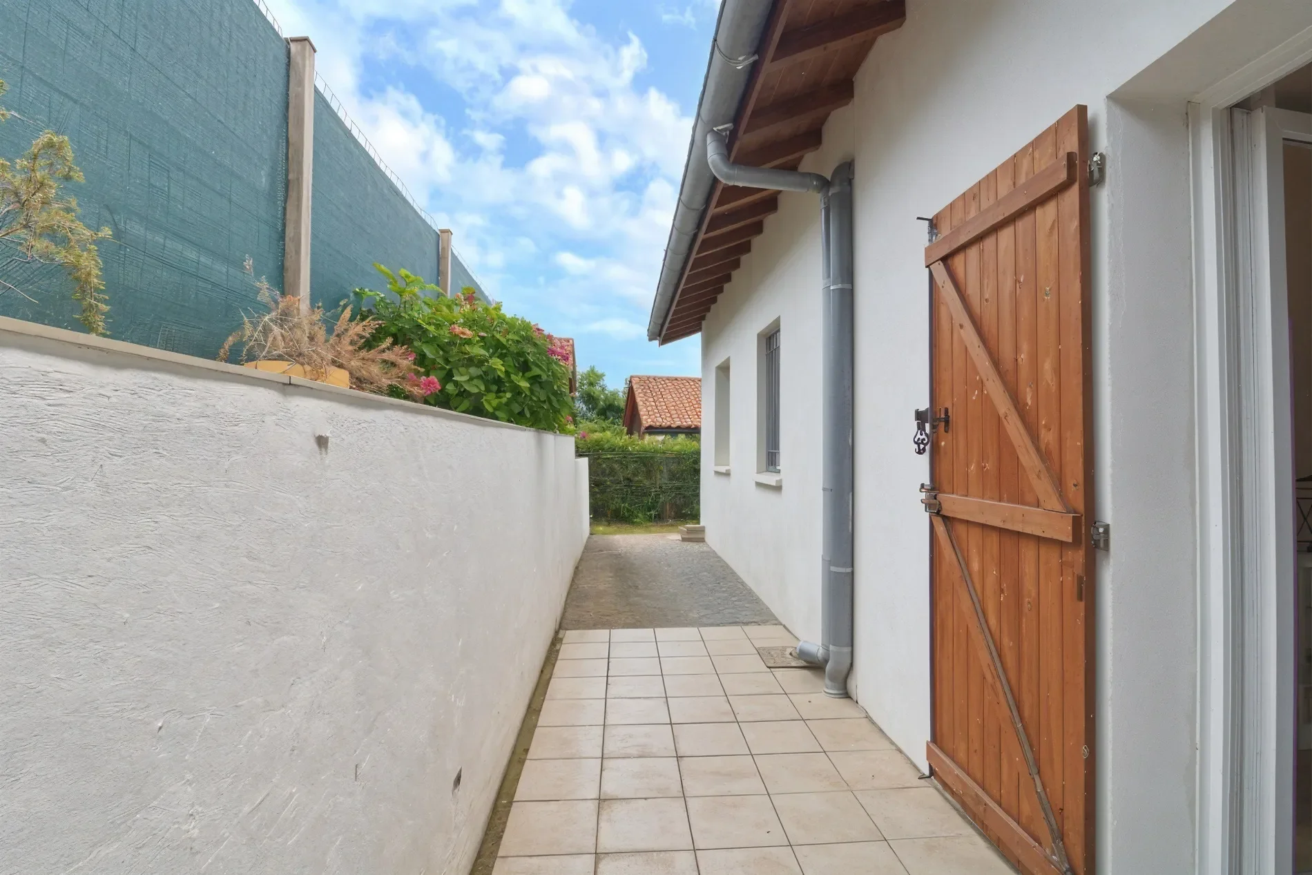 Exterior photo 3