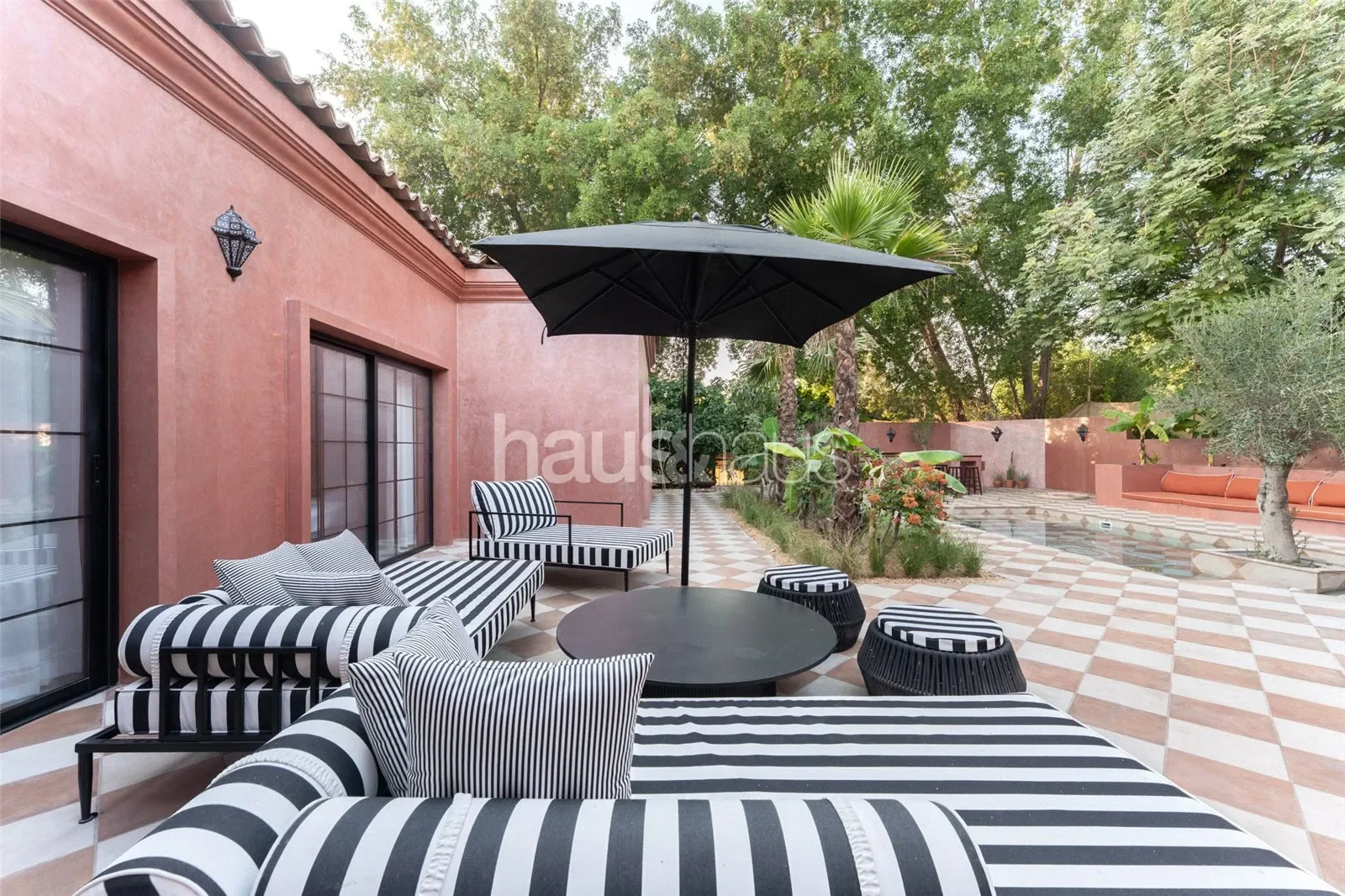 Exterior photo 9