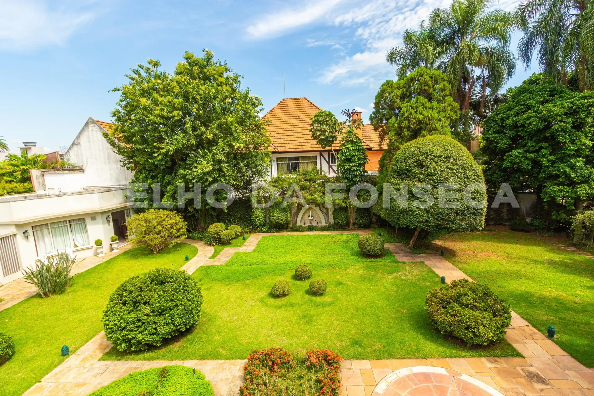 Exterior photo 3