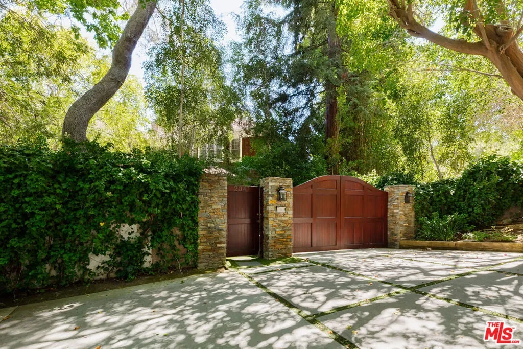 2041 Mandeville Canyon Road, Los Angeles, California, United States. - Photo 11