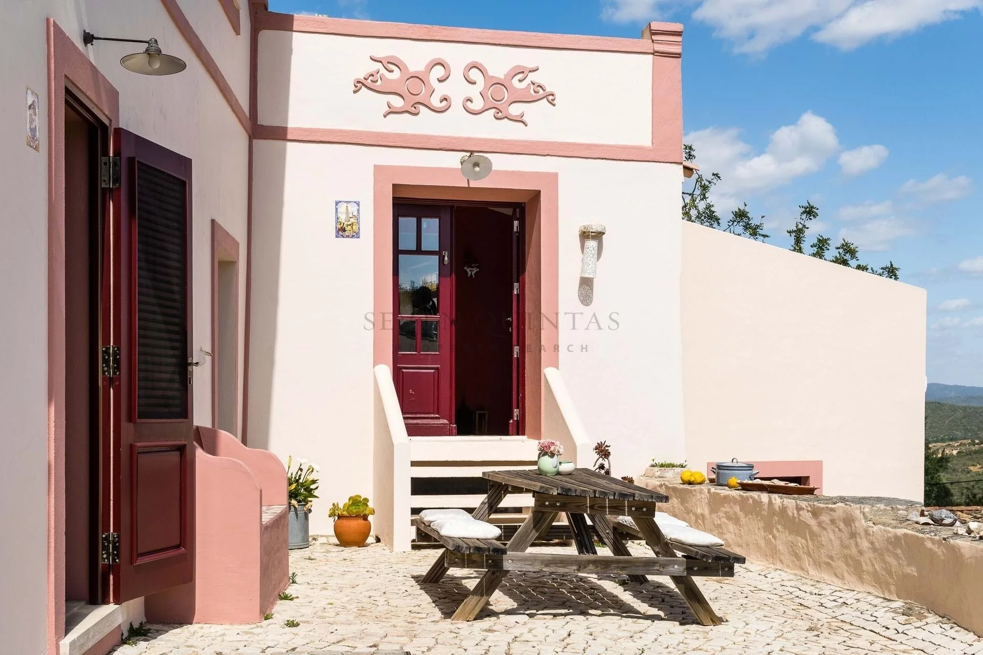Exterior photo 3