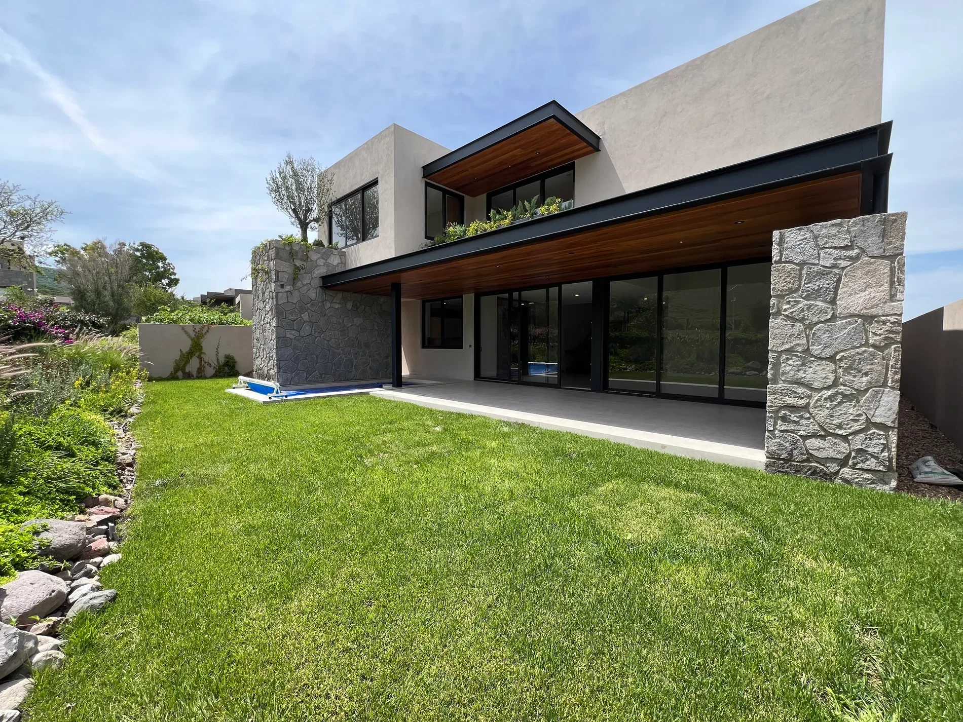 Exterior photo 6