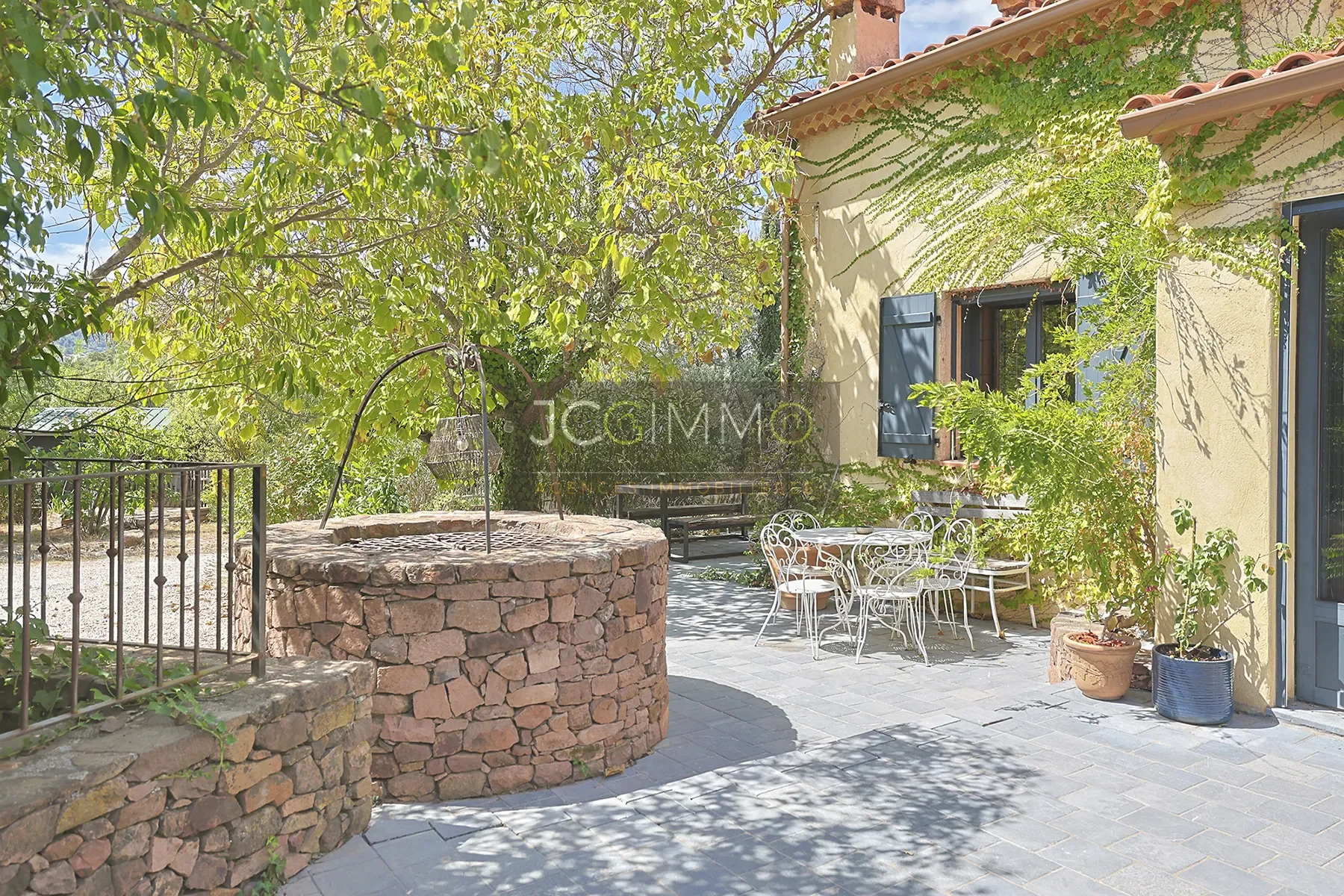 Exterior photo 5